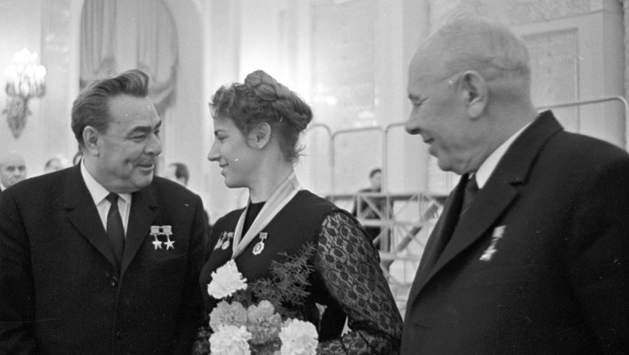 1969 год. II съезд колхозников в Кремлевском Дворце съездов. Генеральный секретарь ЦК КПСС Леонид Брежнев (слева) и Председатель Президиума Верховного Совета СССР Николай Подгорный беседуют с чемпионкой СССР по машинному доению Марите Шаулене из колхоза "Пергале" Литовской ССР.