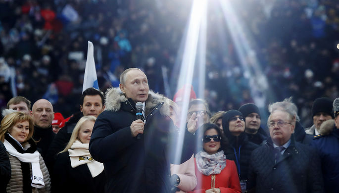 Президент России Владимир Путин во время митинга «За сильную Россию!» на стадионе...