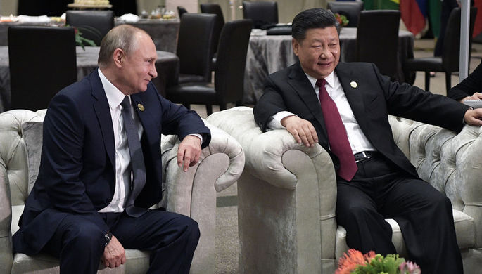 Президент России Владимир Путин и председатель КНР Си Цзиньпин во время беседы в рамках Десятого...