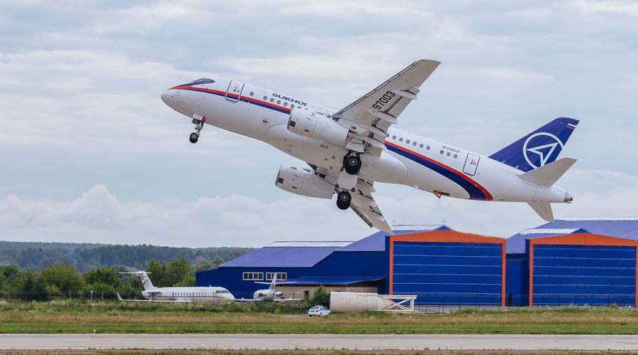 Самолет Sukhoi Superjet 100