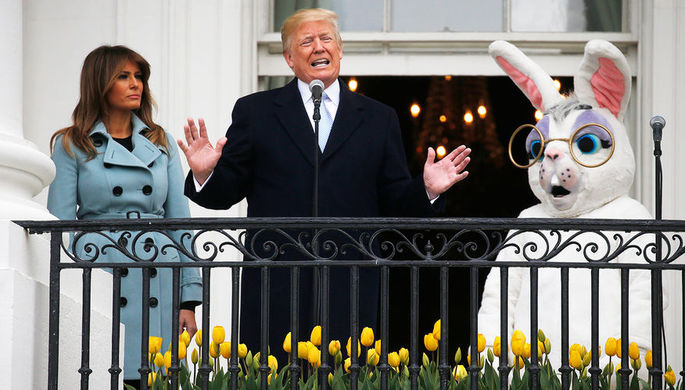 Президент США Дональд Трамп с первой леди Меланьей Трамп во время ежегодного фестиваля катания...