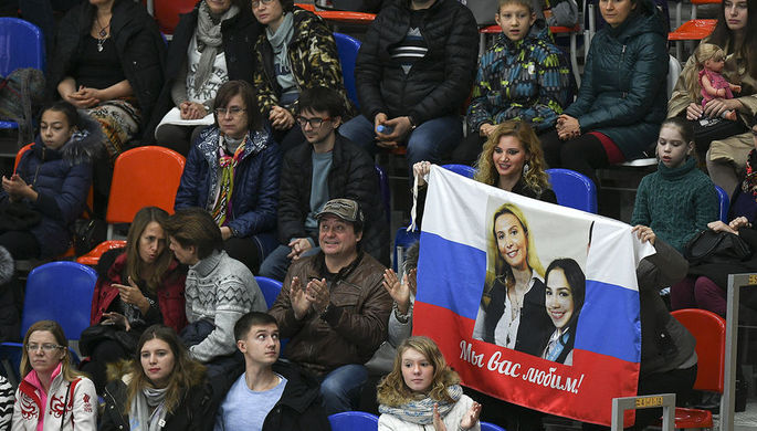 Болельщики во время выступления Алины Загитовой в короткой программе женского одиночного катания...