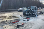 На месте столкновения микроавтобуса с грузовым автомобилем на 65-м километре трассы М-4 у деревни Вельяминово в Подмосковье, 4 апреля 2019 года