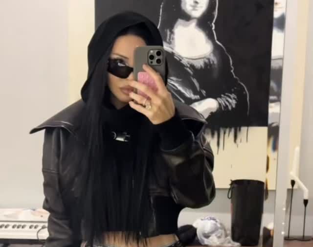 Бизнесвумен Оксана Самойлова снялась в спущенной юбке с разрезом