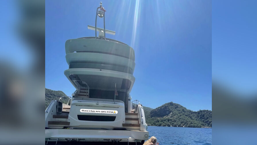 Актриса Наталья Рудова выложила фото в крошечном бикини на яхте