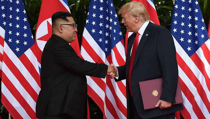 Высший руководитель КНДР Ким Чен Ын и президент США Дональд Трамп во время встречи на острове...