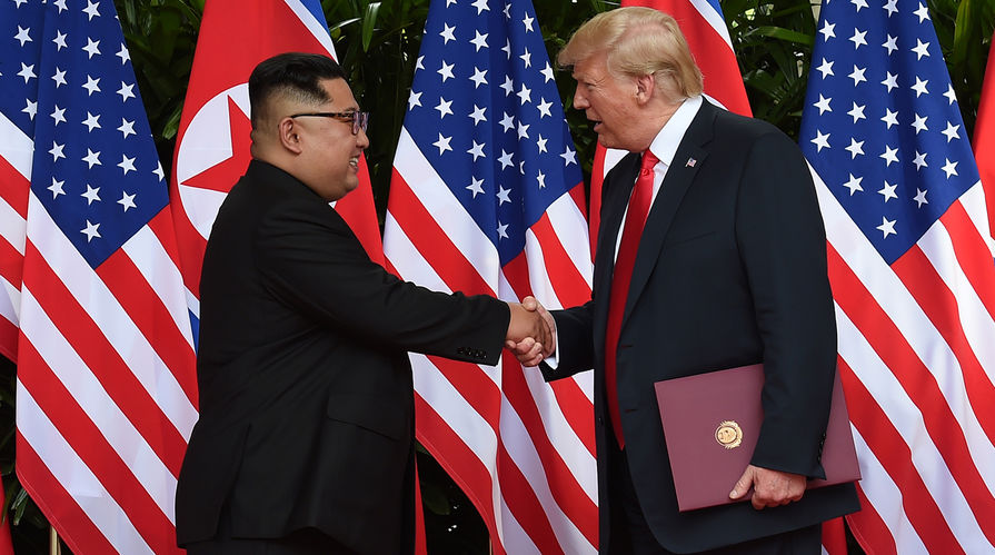Высший руководитель КНДР Ким Чен Ын и президент США Дональд Трамп во время встречи на острове Сентоса в Сингапуре, 12 июня 2018 года