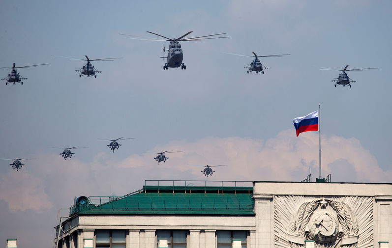 Военные вертолеты во время генеральной репетиции военного парада Победы, 7 мая 2019 года