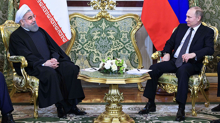 Президент Ирана Хасан Рухани и Владимир Путин во время встречи в Кремле
