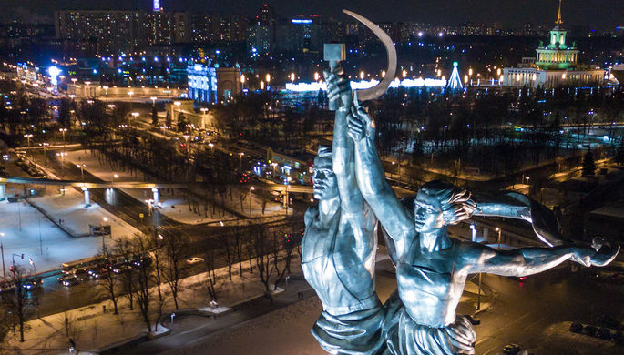 Скульптурная группа «Рабочий и колхозница» у входа на ВДНХ, 2017 год