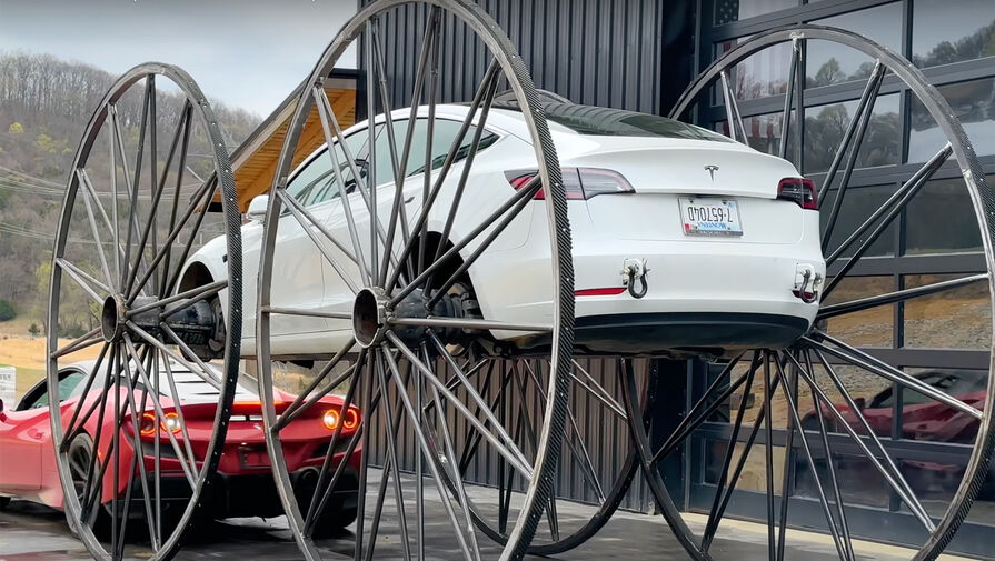 Американский блогер WhistlinDiesel превратил электрокар Tesla в гигантскую колесницу