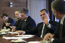 Medvedev meets opposition leaders, offers no serious steps 