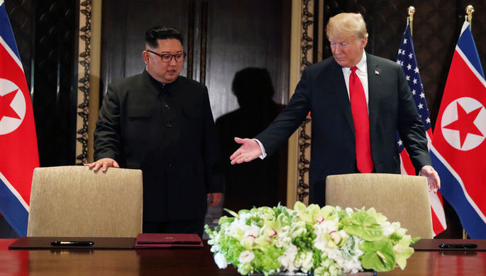 Высший руководитель КНДР Ким Чен Ын и президент США Дональд Трамп во время встречи на острове...