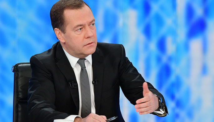 Премьер-министр России Дмитрий Медведев во время интервью журналистам пяти российских телеканалов по...