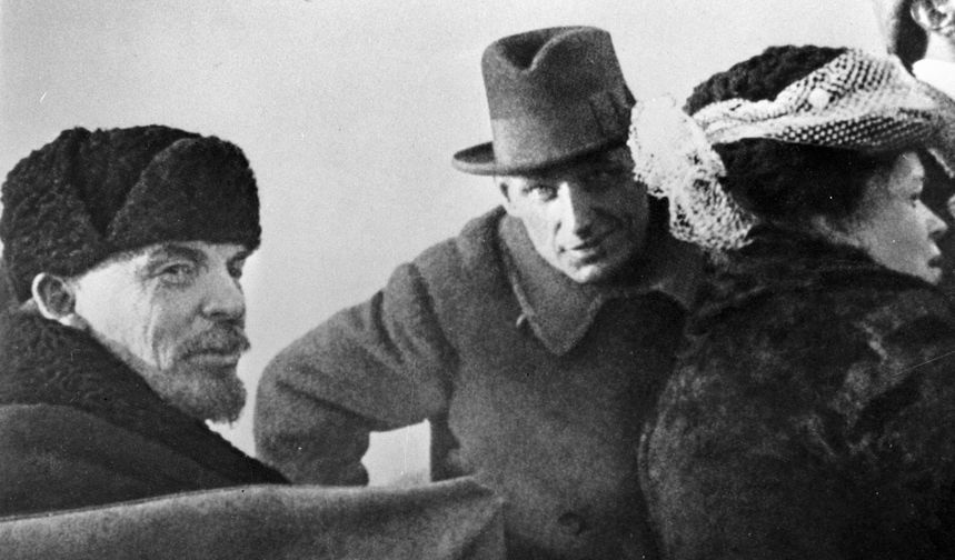 Владимир Ленин (слева) и Мария Ульянова (справа) в автомашине после окончания парада частей Красной армии на Ходынском поле.