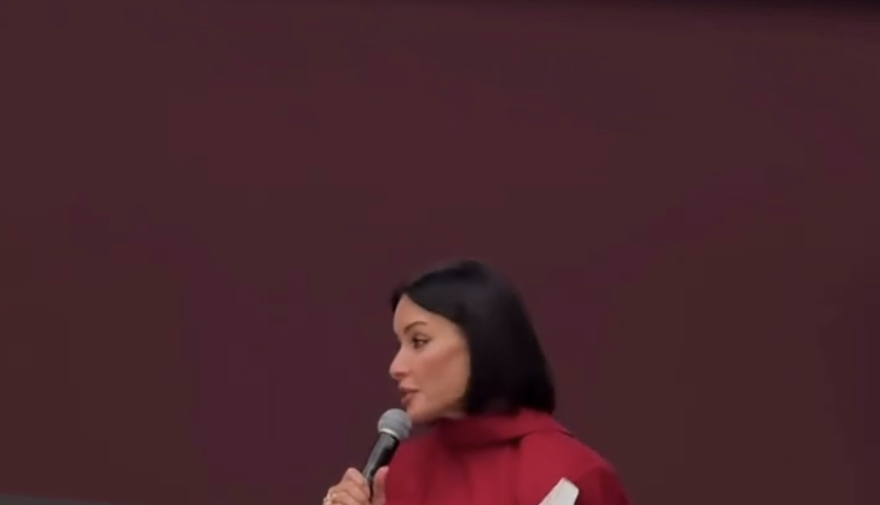 Ведущая Тина Канделаки снялась в юбке и лаковых ботфортах