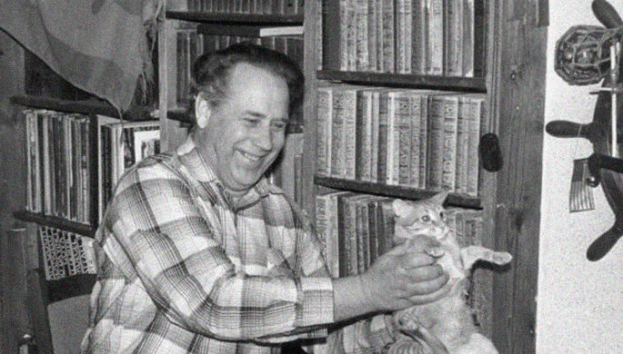 Владислав Крапивин с котом Максом, 1993 год