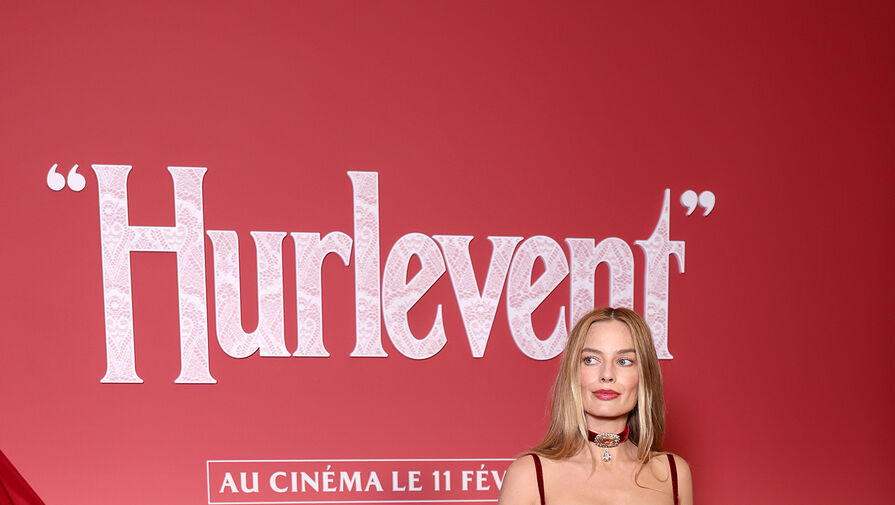 Актриса Марго Робби вышла в свет в платье с бархатным корсетом