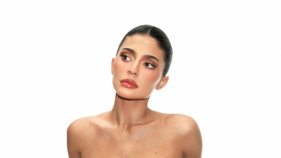 Модель Кайли Дженнер выложила фото в прозрачном платье с лифом из граната