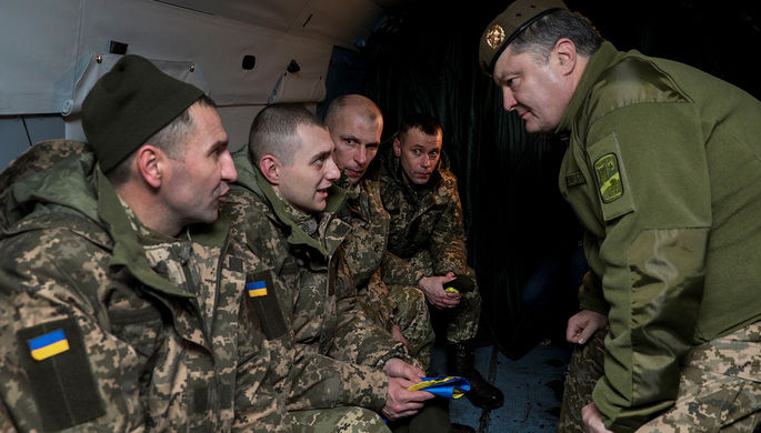 Президент Украины Петр Порошенко во время встречи украинцев, освобожденных из плена, в аэропорту...