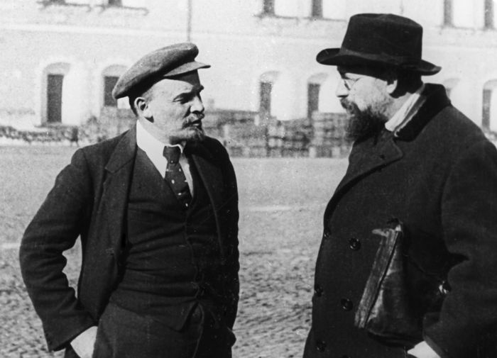 Владимир Ленин и Владимир Бонч-Бруевич на прогулке во дворе Кремля