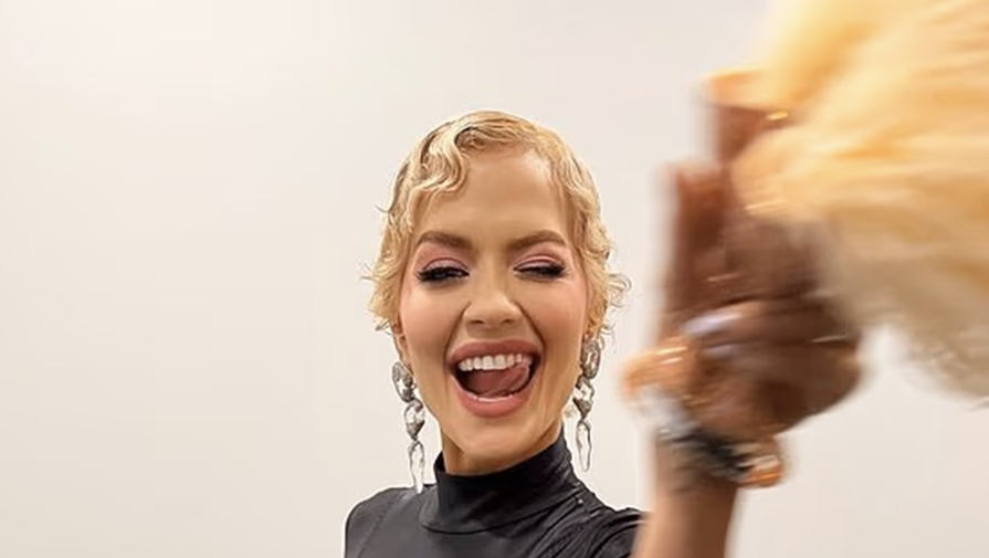 Певица Рита Ора вышла на публику в корсетном мини-платье от российского бренда