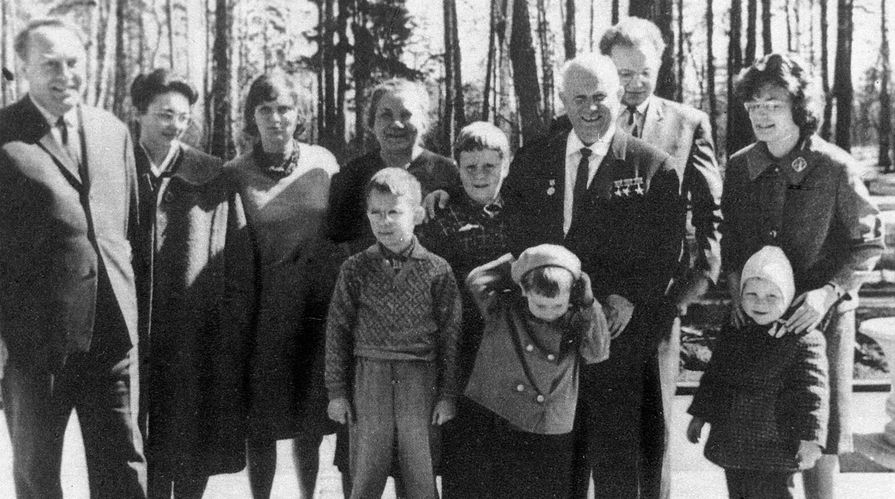 Семья Никиты Хрущева (слева направо): Алексей Аджубей, дочери Н.С. Хрущева Елена и Рада, жена Нина Петровна, внуки Алеша Никита и Ваня, Н.С. Хрущев, сын Сергей, невестка Галина, внук Никита, 1963 год