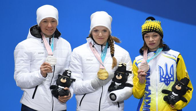 Церемонии награждения призеров биатлонной гонки на 6 км в классе «стоя» на Паралимпиаде...