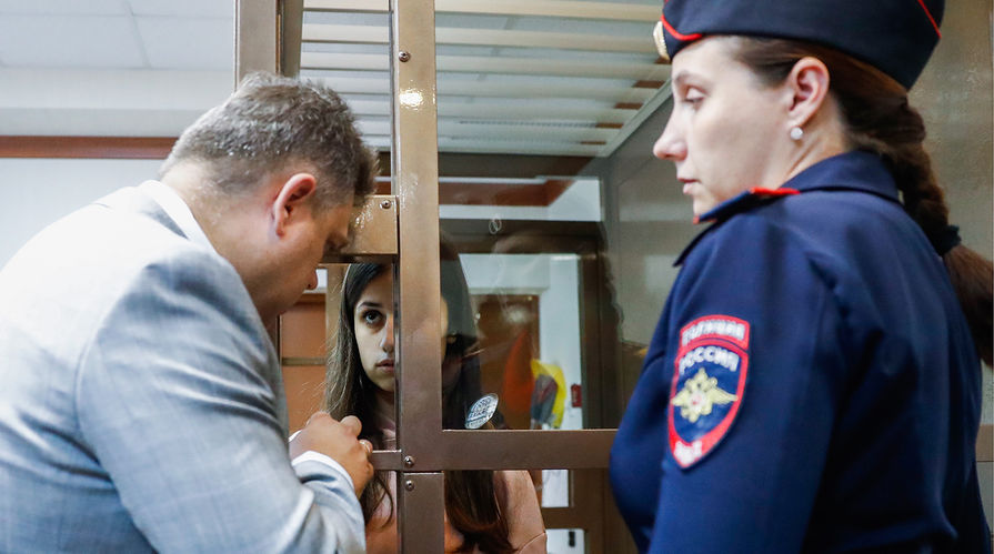 Одна из сестер Хачатурян, обвиняемая в соучастии в жестоком убийстве своего отца, во время рассмотрения жалобы на арест в Мосгорсуде, 20 августа 2018 года