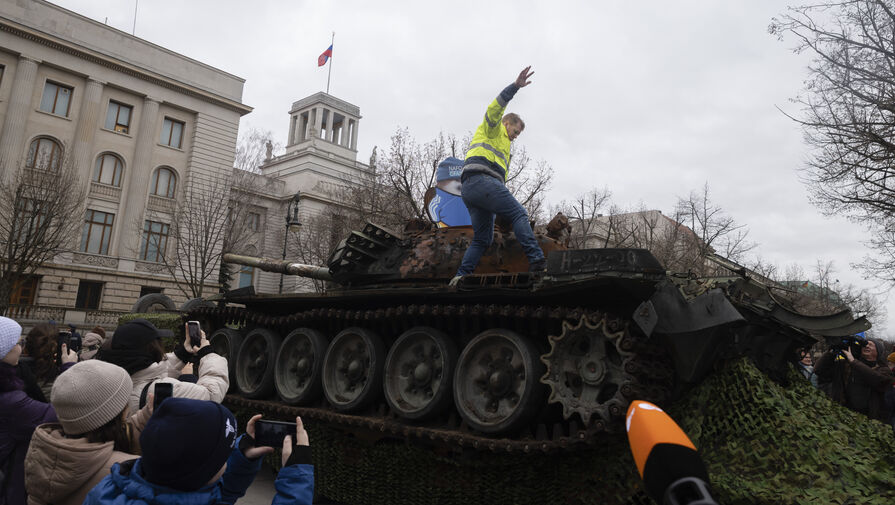 Организаторов акции с подбитым танком у посольства России в Берлине оштрафовали на 806 евро