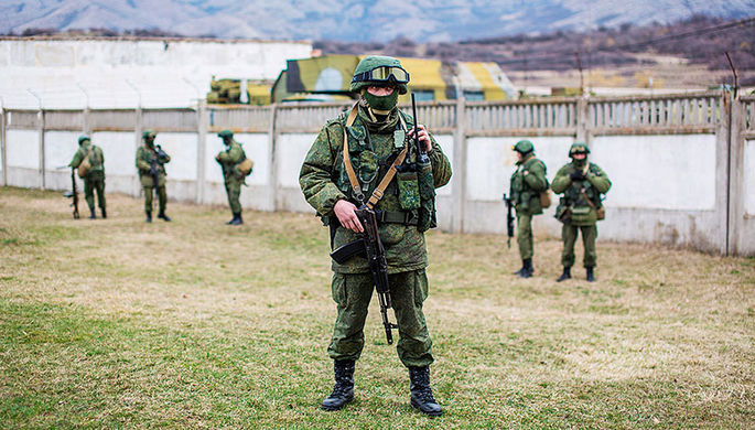 Военнослужащие у военной базы в селе Перевальное недалеко от Симферополя в Крыму