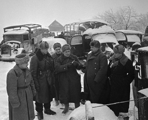 10 декабря 1941 года. Командующий 16-й армией генерал-лейтенант Константин Рокоссовский (второй слева), член Военного совета Алексей Лобачев и писатель Владимир Ставский осматривают захваченную советскими войсками технику противника