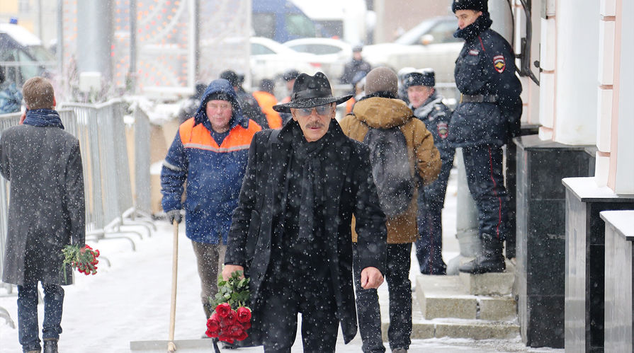 Актер Михаил Боярский у входа в МХТ имени Чехова перед церемонией прощания с Олегом Табаковым, 15 марта 2018 года