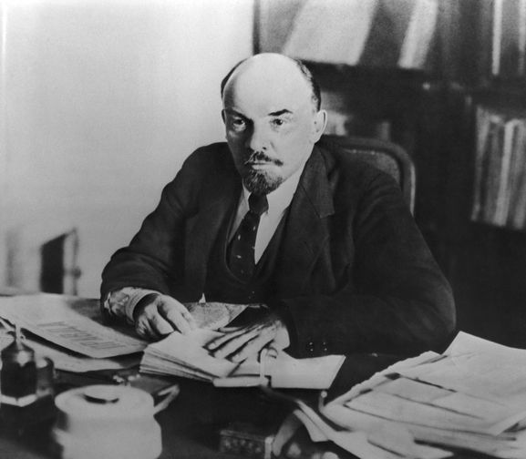 Ленин в своем кабинете в Кремле. 16 октября 1918 года