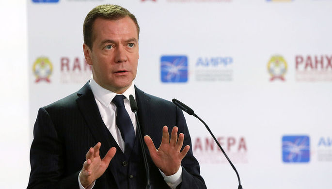 Глава правительства России Дмитрий Медведев во время пленарного заседания на Гайдаровском форуме в...