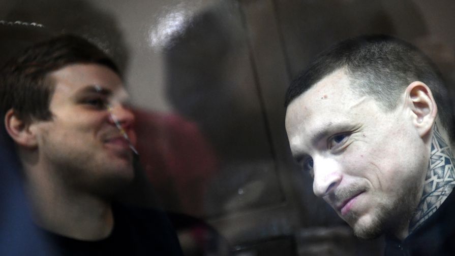 Футболисты Александр Кокорин (слева) и Павел Мамаев