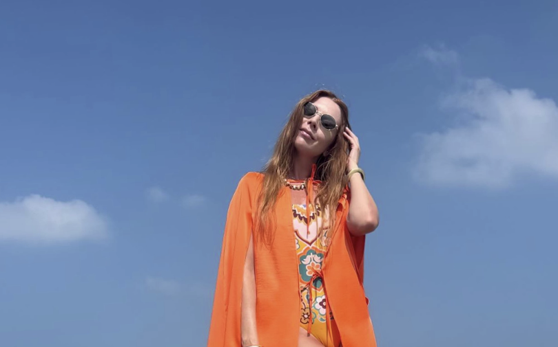 Певица Наталья Подольская выложила фото в купальнике и накидке