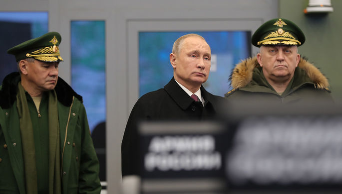 Министр обороны РФ Сергей Шойгу и президент России Владимир Путин во время посещения Военной...