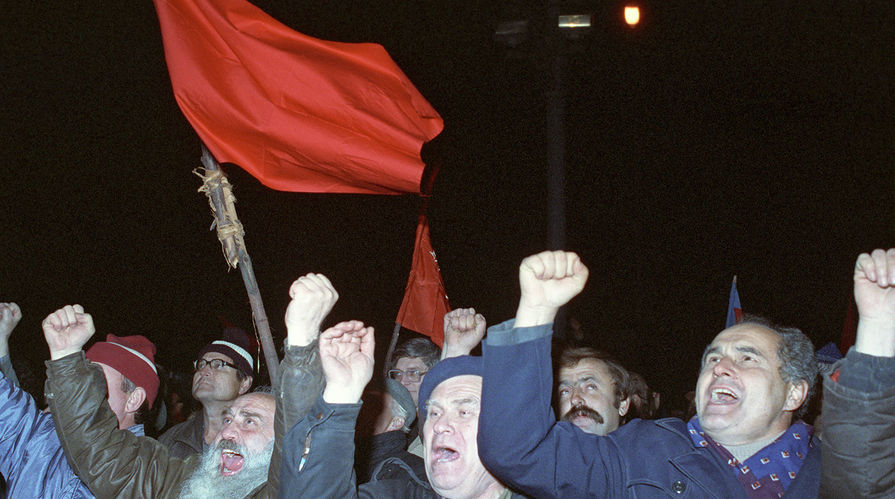 Сторонники Верховного Совета РФ на митинге у Дома Советов РФ, 1993 год