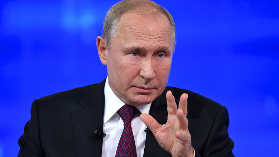 Во время ежегодной специальной программы "Прямая линия с Владимиром Путиным" в Гостином дворе, 20 июня 2019 года
