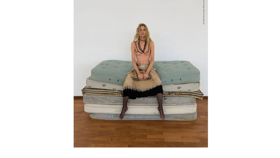 Модель Стелла Максвелл показал фигуру без бюстгальтера на обложке глянца