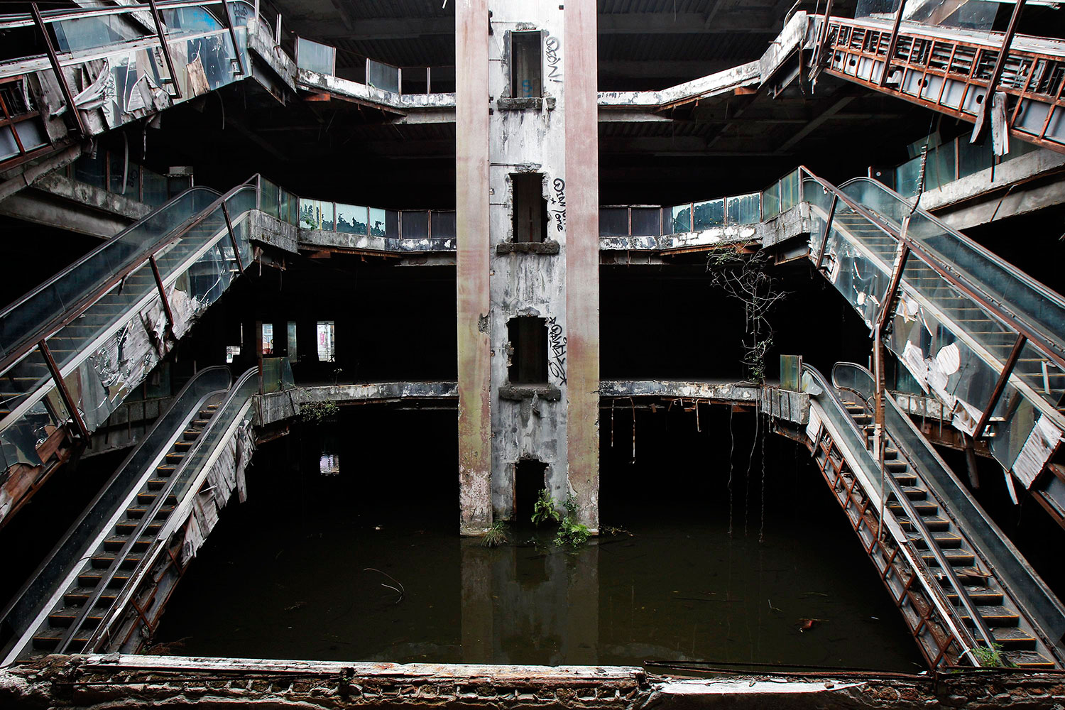 Заброшенный торговый центр в Бангкоке