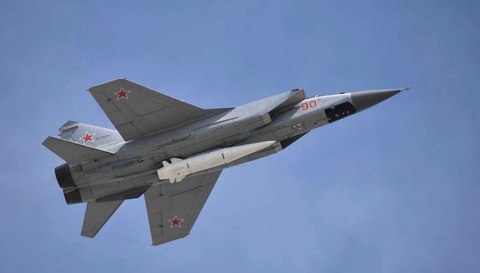 Взлёт МиГ-31К с гиперзвуковой ракетой «Кинжал», закрепленной в нижней точке подвески на корпусе...
