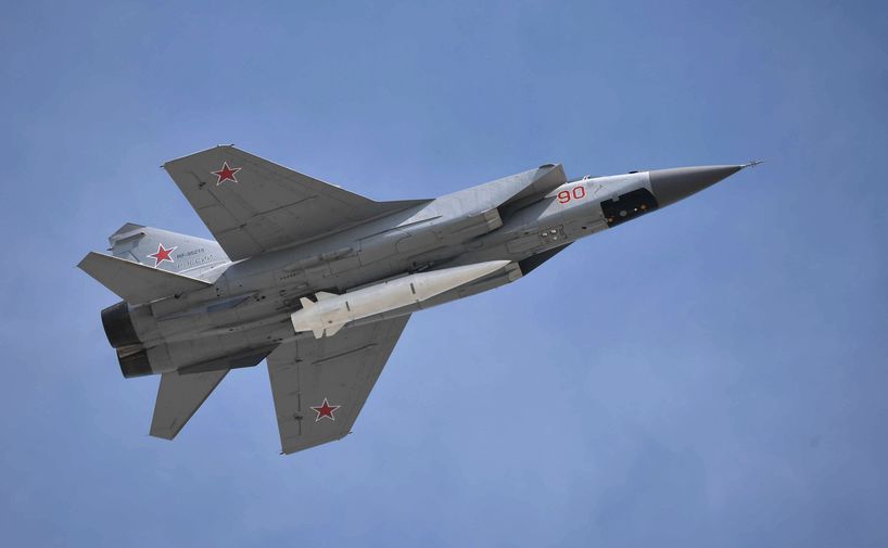 Взлёт МиГ-31К с гиперзвуковой ракетой «Кинжал», закрепленной в нижней точке подвески на корпусе истребителя-перехватчика.