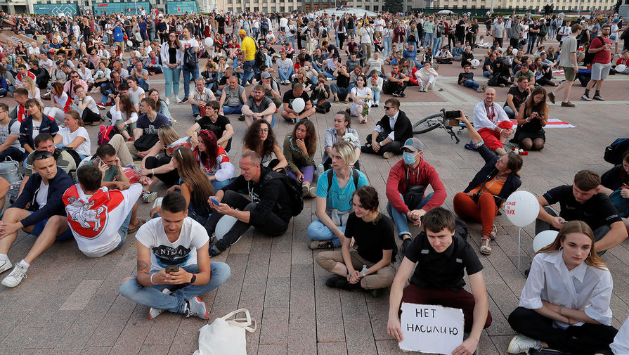 Участники протестной акции около Дома правительства Белоруссии в Минске, 14 августа 2020 года