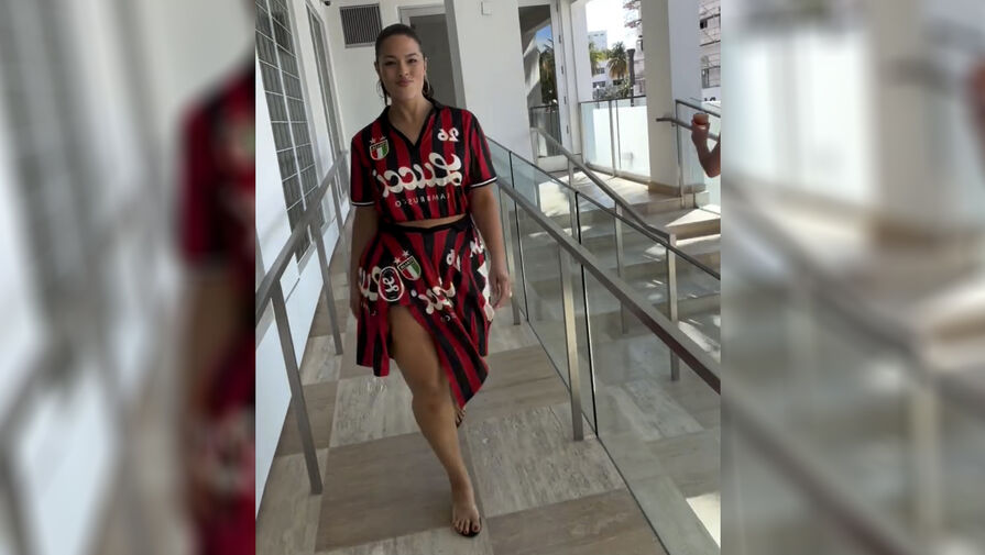 Plus-size модель Эшли Грэм снялась в мини-юбке и футболке за барной стойкой