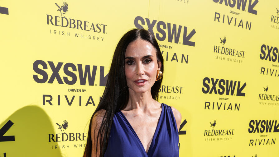 Актриса Деми Мур вышла на публику в платье с разрезом до бедра