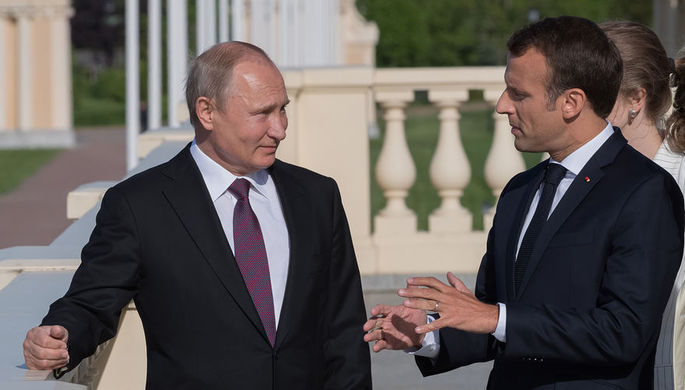 Президент России Владимир Путин и президент Франции Эмманюэль Макрон во время встречи в...