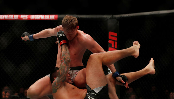 Российский боец UFC Александр Волков бьет бразильца Фабрисио Вердума