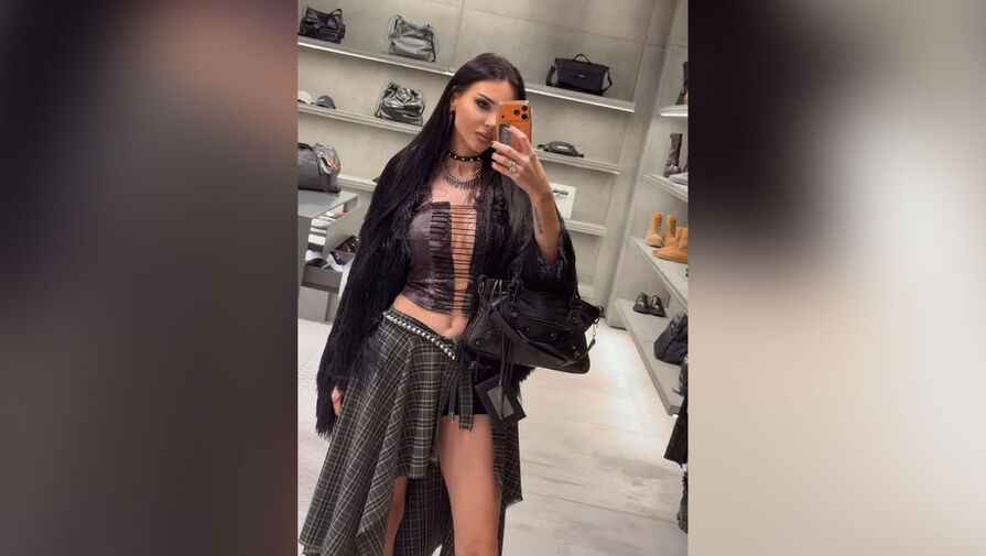Блогерша Самойлова выложила видео в топе со шнуровкой и юбке с разрезом